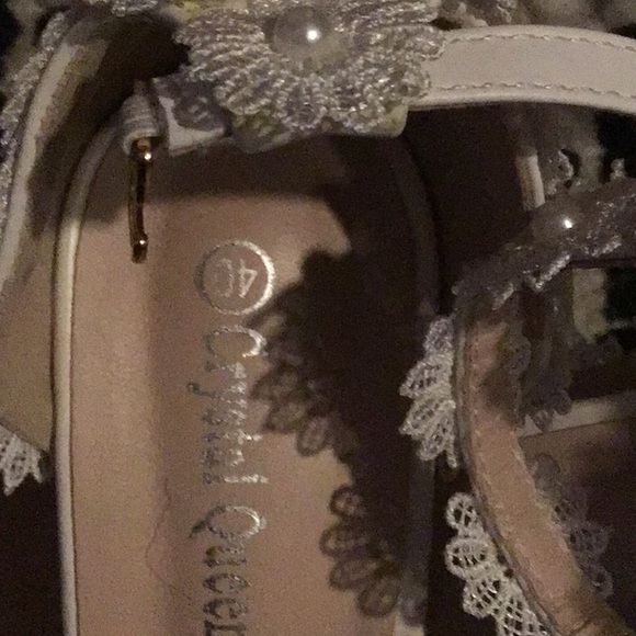 CRYSTAL QUEEN OFF WHITE LACE & PEARL EMBOSSED WEDDING, PROM , - Picture 5 of 7